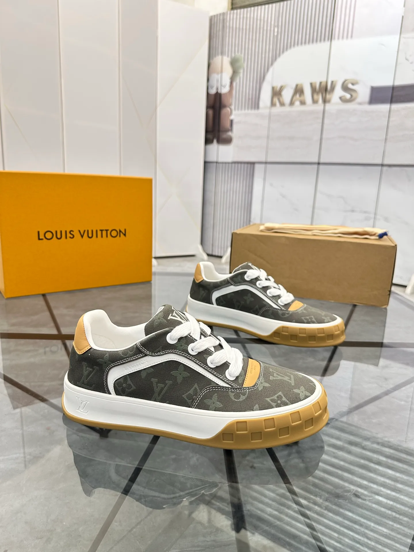 Men's shoes for sale 💰: 💰P660¥ Top quality Comes with airplane case Product trademark: LV* "Louis Vuitton*" low-top casual shoes Regular size: 35-44 (can be customized to 45) Couple style Product materials: imported nubuck leather upper, sheepskin lining, original outsole. Number: 819